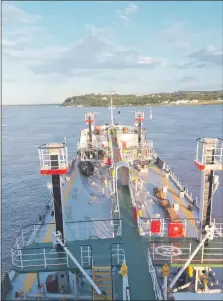  ??  ?? La proa del buque petrolero paraguayo “Doña Annette” apunta hacia una parte de la ciudad de Paraná, Argentina.