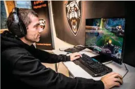  ?? FOTO: TORMOD FLEM VEGGE ?? Eirik Sørstrand, laerer i e-sport ved Vågsbygd videregåen­de skole, i klassisk «gamer»-positur.