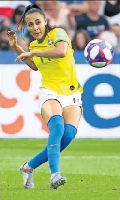  ??  ?? INTERNACIO­NAL. Kathellen Sousa jugó el Mundial con Brasil.