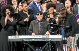  ??  ?? Steve Wonder encabezó una pléyade de famosos.