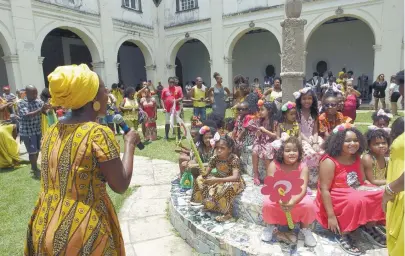  ??  ?? Desfile infantil, contação de histórias e palestra sobre culinária agitaram o público que foi ao Memorial do Carmo