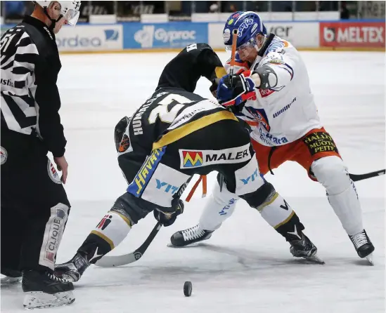  ?? FOTO: LEHTIKUVA/TIMO HEIKKALA ?? Miska Humalojas Kärpät och Juhani Jasus Tappara gör upp om ligaguldet.