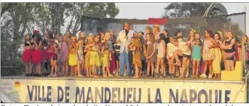  ?? (Photos N.N.) ?? C’est au milieu des enfants que le maire Henri Leroy a fait des annonces importante­s pour la prochaine rentrée scolaire.