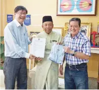  ??  ?? (kiri) dan setiausaha Persatuan Ping Pong Sabah, Tommy Tong melakukan kunjungan hormat kepada Setiausaha Tetap Kementeria­n Belia Dan Sukan (KBS) Sabah, Haji Awang Damit Awang Anak (tengah) untuk memberikan taklimat mengenai kejohanan baru-baru ini.
