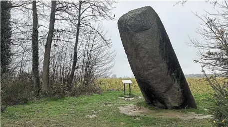  ?? | PHOTO : OUEST-FRANCE ?? Par temps ensoleillé, on peut apercevoir des gravures sur le menhir de Saint-Samson-sur-Rance.