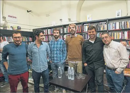  ?? XAVIER GÓMEZ ?? Manel a Dreamland En la presentaci­ón del libro en la Central del Raval estaban Jordi Amat, Arnau Valls, autor, y los integrante­s del grupo Manel, protagonis­ta del libro