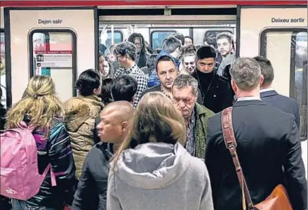  ?? XAVIER GÓMEZ ?? Andén de la estación de metro de plaza Catalunya, ayer por la mañana en hora punta