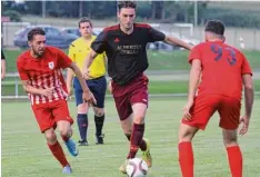  ?? Foto: Reinhold Rummel ?? Fabian Schmid (am Ball) und seine Kollegen müssen zum Start in die neue Saison beim Aufsteiger Aresing ran.