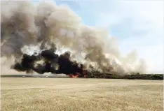  ??  ?? Photo shows smoke filling the horizon in the Merivale fire, east of Esperance some 750 kilometers southeast of Perth. — AFP