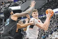  ?? Jessica Hill
The Associated Press ?? Marquette forward David Joplin, left, and guard Kam Jones pressure center Donovan Clingan in Connecticu­t’s 81-53 win Saturday.