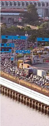  ?? FILE PIC ?? Vehicles from Johor Baru heading towards Woodlands, Singapore, via the Causeway. More than 300,000 motorists are stuck in daily traffic on their way to Singapore and back.