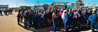  ?? Photos: Nickey le Roux ?? Workers of Siyakhona Scaffoldin­g (Pty) Ltd are on strike, demanding a marginal increase in their hourly wage.