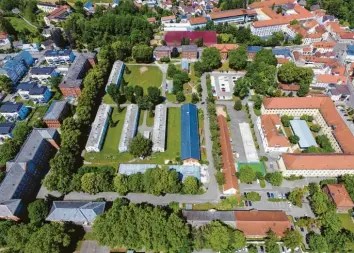  ?? Foto: Stadt Neuburg (Archiv) ?? Auf dem Areal der ehemaligen Lassigny‰Kaserne entsteht der neue Campus für Neuburg. Das „Gebäude 6“, in dem die Studenten zum Start unterkomme­n werden, steht links unten.