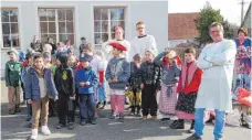  ?? FOTO: SILVIA MÜLLER ?? Die Talheimer Schulkinde­r warten sehnlichst auf dem Pausenhof auf die Narren.