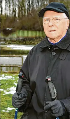  ?? Foto: Silvio Wyszengrad ?? Ludwig Kotter ist auch mit 90 Jahren noch aktiv. Er geht gerne zum Nordic Walking am Lech.