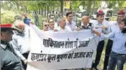  ?? VIPIN KUMAR/HT PHOTO ?? Exservicem­en protest outside the Pakistan High Commission in New Delhi on Wednesday.