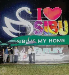  ?? ?? Ting (second right) and Wong (right) at the lighting-up ceremony of the ‘I Love Sibu’ signage.