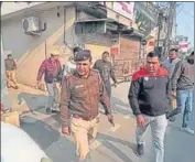  ?? HT PHOTO ?? NIA officials with local police during a raid in Yamunanaga­r on Tuesday.