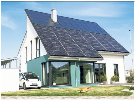  ?? — Bundesverb­and solarwirts­chaft/dpa ?? The classic photovolta­ic systems on home rooftops have many more modules than the newer smaller countertop­s made for apartment balconies.