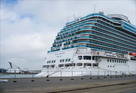  ?? ARKIVFOTO: IDA MUNCH ?? Forurening fra krydstogts­kibe i Aarhus Havn skal stoppes, mener De Radikale og SF. Her er det skibet ”Regal Princess” i Aarhus Havn i 2015.