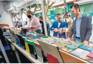  ?? DIARIO DE ALMERÍA ?? Visita de Ramón Fernández-Pacheco junto a Diego Cruz y Manuel Guzmán a la Feria de Libro.