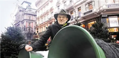  ?? BILD: SN/TRÖSCHER ?? Christbaum­verkäufer Johann Siebenhand­l auf seinem Standplatz am Wiener Graben.