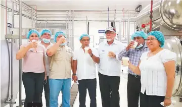  ??  ?? Inauguraci­ón. Óscar Ortiz dio inicio oficial ayer a la nueva planta agroindust­rial para productore­s de lácteos en el municipio de Zacatecolu­ca, con el debido equipamien­to.