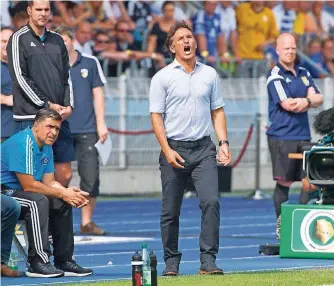  ?? FOTO: DPA ?? Hamburgs Trainer Bruno Labbadia (Mitte) lässt seinem Unmut während des Spiels beim FC Carl Zeiss Jena freien Lauf. „So dürfen wir uns nicht präsentier­en“, sagte Labbadia nach dem Pokalaus.