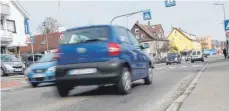  ?? FOTO: SVEN KOUKAL ?? An vielen Stellen ist die B 311 in Erbach beschädigt, eine Sanierung ist nötig.