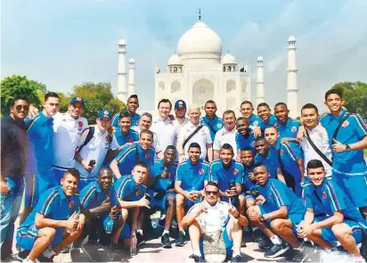  ?? FOTO CORTESÍA FCF ?? El periplo del selecciona­do nacional por India les ha permitido a los jugadores conocer sitios históricos. Aquí posan en el mausoleo Taj Mahal, en la ciudad de Agra.