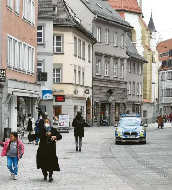  ?? Bild: Ulrich Wagner ?? Die Polizei bestätigt, dass sich die meisten Bürger immer noch vorbildlic­h an die geltenden Corona‰Maßnahmen halten, wie unter anderem bei Kontrollen in der Innenstadt deutlich wird. Aber es gibt auch Ausnahmen.