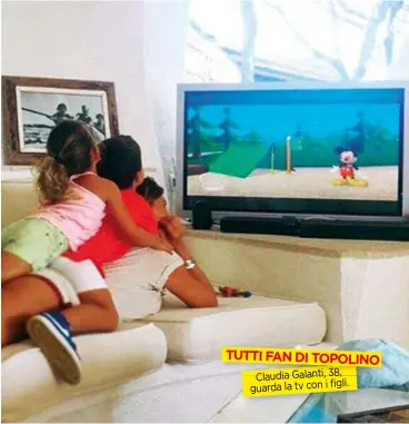  ??  ?? TUTTI FAN DI TOPOLINO Claudia GalantiGal­anti, 38, guarda la tv con i figli.