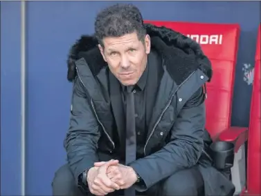  ??  ?? VENCIDO. Simeone, en el banquillo de San Mamés el pasado sábado, cuando el Athletic ganó al Atleti 2-0.