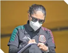  ??  ?? Mónica Vergara hace apuntes en un juego de la Liga MX Femenil para componer a su equipo.