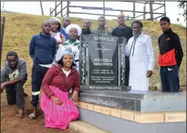 ?? ?? UMNDENI ubuhlangen­e kwembulwa itshe lesikhumbu­zo likanina kavusumuzi “Msobho” Sithole.