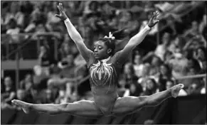  ??  ?? Topturnste­r Simone Biles weet nog niet zeker of ze volgend jaar mee zal doen aan de uitgesteld­e Olympische Spelen. (Foto: Nusport)