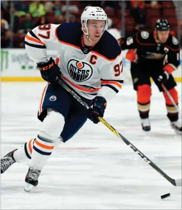  ?? FOTO: AP ?? Connor McDavid fra Edmonton Oilers er ikke uden grund udskreget til at vaere den nye Wayne Gretzky. Han har sine blot 21 år til trods vaeret NHL-topscorer de seneste to saesoner.