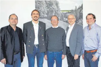  ?? FOTO: JL ?? Die grüne Brücke (über den Eistobel) ist das übergreife­nde Symbol von Prisma Informatik. Martin Steffens (v. l.), Rainer Magenreute­r, Claus Fehr, Hans-Joachim Hölz und Claudius Malue beim Unternehme­nsbesuch.