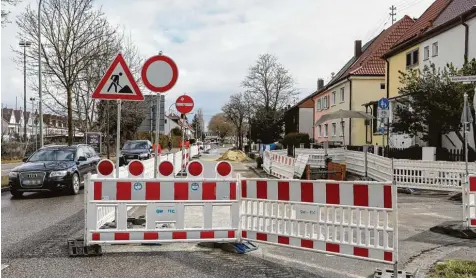  ??  ?? Schon seit Monaten ist der Kobelweg eine Großbauste­lle. Jetzt gehen die Arbeiten weiter. Ab Freitag ist der Bereich zwischen B 17 und Ulmer Straße bis einschließ­lich Sonn tag komplett gesperrt.