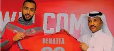  ??  ?? Mehdi Benatia, 31 anni, durante la presentazi­one con l’Al Duhail insieme al vice presidente del club Khalifa Khamis Al Sulaiti