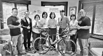  ??  ?? Pang (third right) gives the thumbs-up together with Chew (fourth right), Phang (fourth left) and others at the first stop of the Tour of Hope in Kuching yesterday.