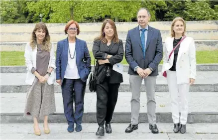  ?? ?? Almudena Martorell, Juana García, Izaskun Azcona, José Ángel Andrés e Imelda Buldáin, ayer en Civican.