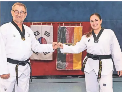  ?? FOTO: JÜRGEN LAASER ?? Beide vereint die enge Verbindung zum Taekwondo: Dieter Bransch und seine Nachfolger­in Jasmin Kruschwitz.