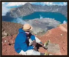  ??  ?? MUHAMED Nazmi di Gunung Rinjani.