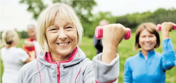  ?? ?? Mit Kraftsport lassen sich nicht nur die Muskeln trainieren – sondern auch die Knochen.