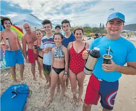  ??  ?? De Argentina. Las familias Zeccin y Krames, con termo y mate clásicos.