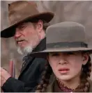  ?? FOTO: HANDOUT ?? Hård som sten med Jeff Bridges och Hailee Steinfeld i Yle Teema fredag kl. 22.