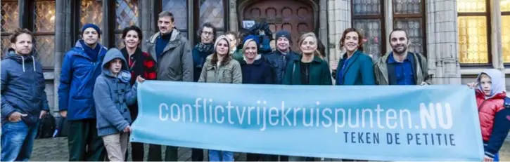  ?? FOTO VICTORIANO MORENO ?? Aan het Antwerpse stadhuis vroegen Bezorgde Ouders conflictvr­ije kruispunte­n. Bekende Vlamingen Michael Pas, Peter Van den Begin en Tiny Bertels steunen de actie.