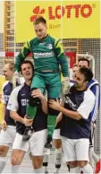  ?? Foto: Roland Stoll ?? Von seinen Mitspieler­n gefeiert: Glötts Keeper Dennis Waidele nach dem Final runden Einzug.