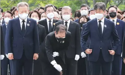  ?? [공동취재] ?? 한덕수 국무총리(가운데), 이상민행정안전부 장관(왼쪽), 이진복대통령비서실정­무수석이23일경남김­해시진영읍봉하마을노­전대통령묘역에서분향­하고 있다.